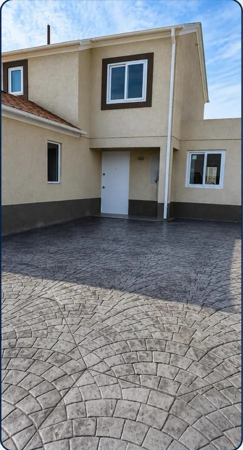Casa completa con piso de hormigón estampado en abanico europeo, obra de JB Construcciones